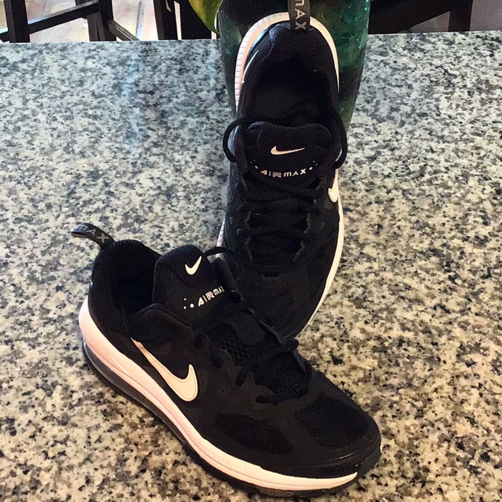 Nike Black and White Sneakers Sleek Low-Top Design - Picture 2 of 8
